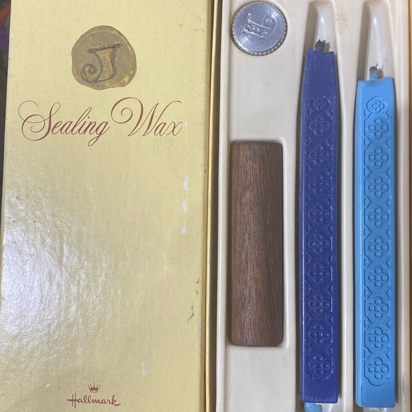 Hallmark sealing wax, “J” stamp with wooden handle and blue waxes - Picture 2 of 2